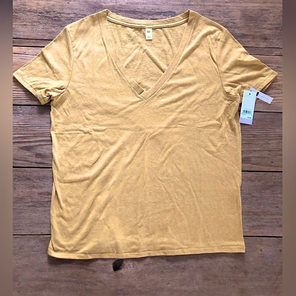 💕5️⃣ Nordstrom yellow v neck t-shirt size small